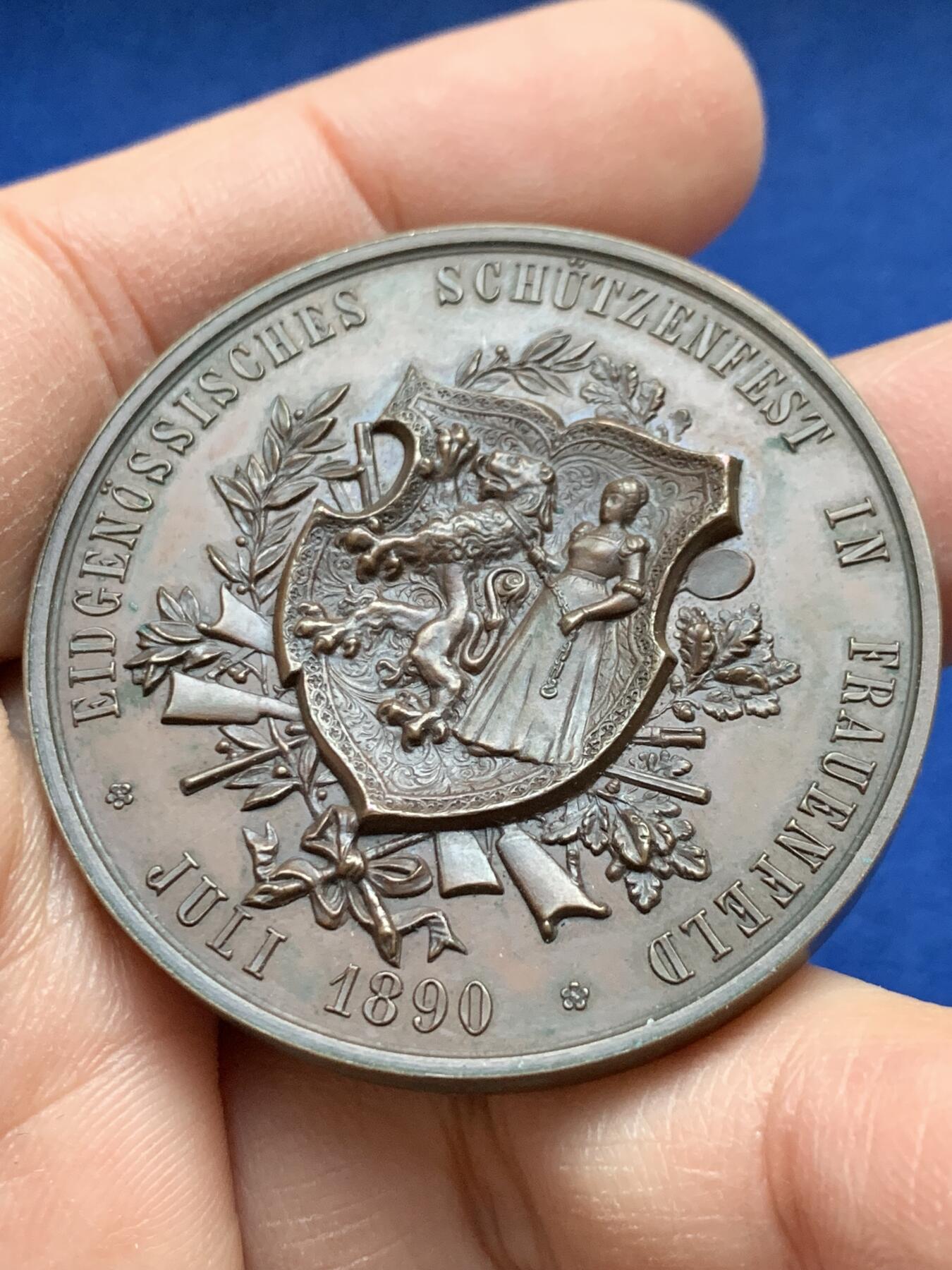 《竞宝斋》第443场 周日，周一，2场连拍 （全场包邮） 瑞士1890年弗劳恩菲尔德射击节大铜章 双面高浮雕 精美细腻 50.6克 45mm