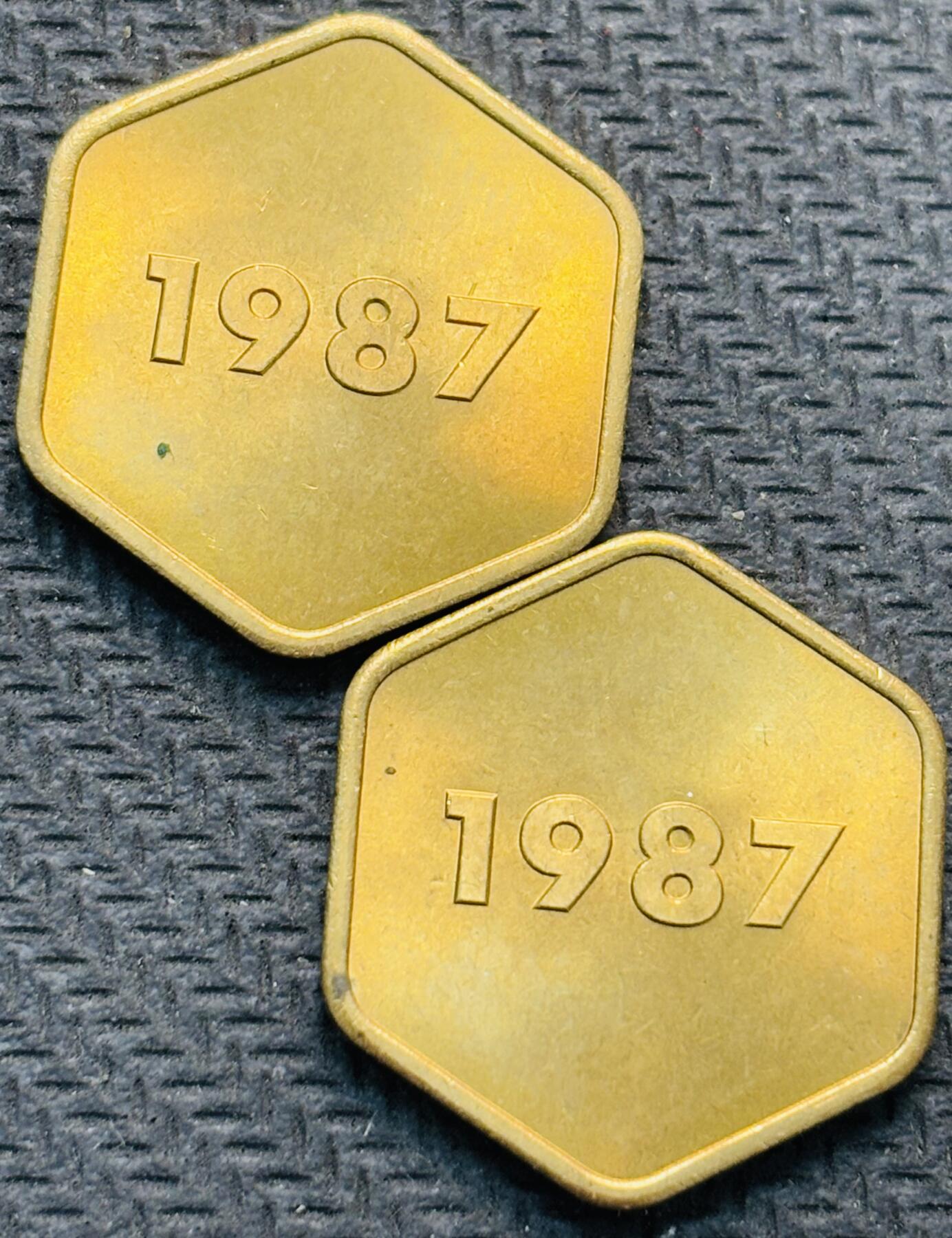 文馨钱币收藏第 284 场，【 长期接收代拍品】老藏家拍品南朝鲜李承晚时期货币，泰国大型纪念币，土耳其各时期及各国套币场 全新日本 1987 年兔年纪念铜章 2 枚