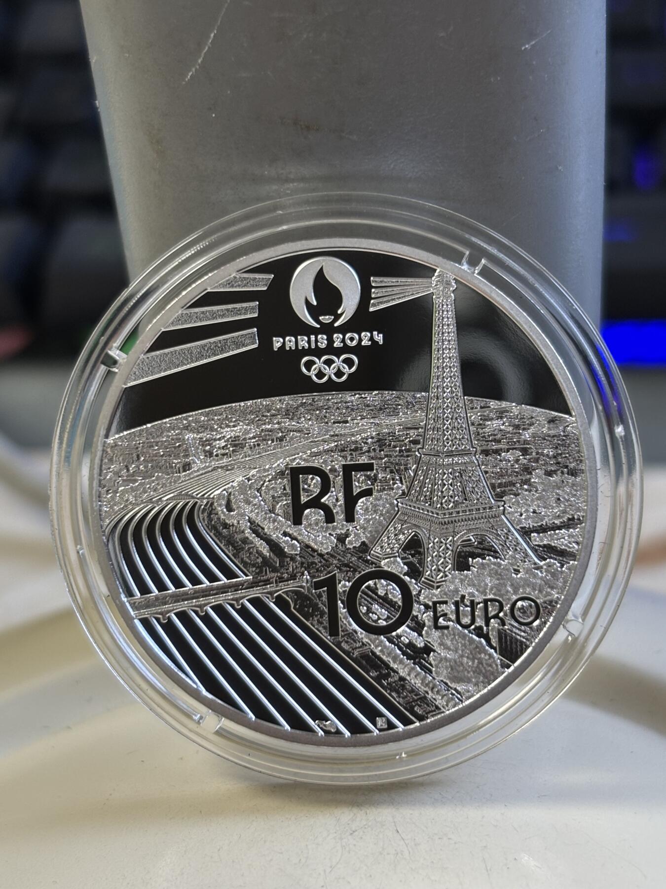 第183期拍卖 法国2023年巴黎文化遗产系列凡尔赛宫精制纪念银币，999银，发行7500枚，边缘有氧化