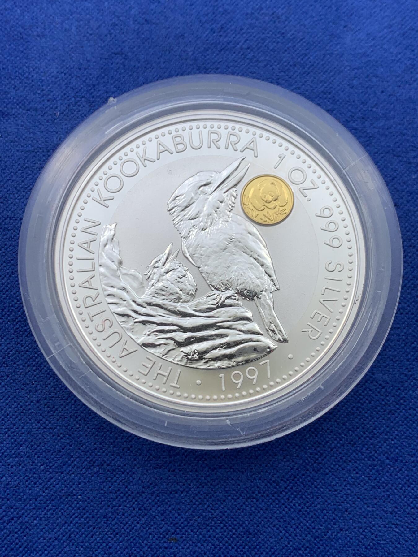 《竞宝斋》第443场 周日，周一，2场连拍 （全场包邮） 澳大利亚 1997年 笑翠鸟 熊猫镶嵌银币 每枚含纯银1盎司999银，镶嵌部分重约0.5克黄金，发行1.5万枚，为上海国际钱币展而发行，细节见图。