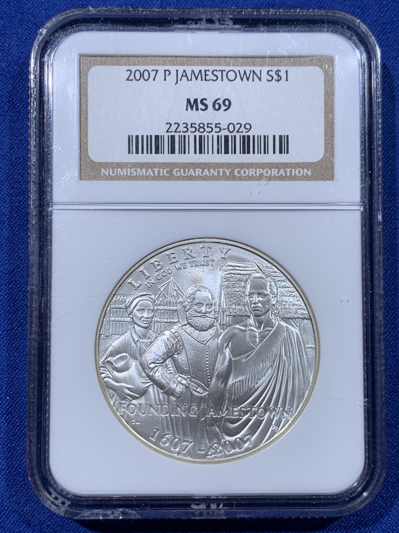 《竞宝斋》第443场 周日，周一，2场连拍 （全场包邮） NGC MS69 美国2007年詹姆斯敦400周年纪念1美元银币 900银 26.7克 盒子下沿小裂纹 细节见图