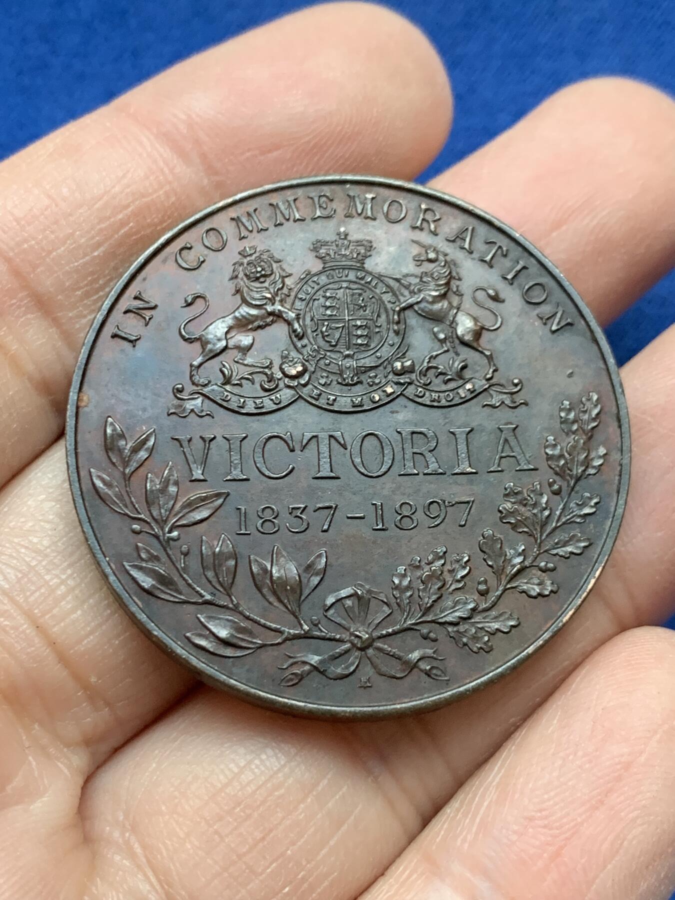 《竞宝斋》第443场 周日，周一，2场连拍 （全场包邮） 英国1897年维多利亚女王在位60周年纪念铜章，32克，39mm，品相好。