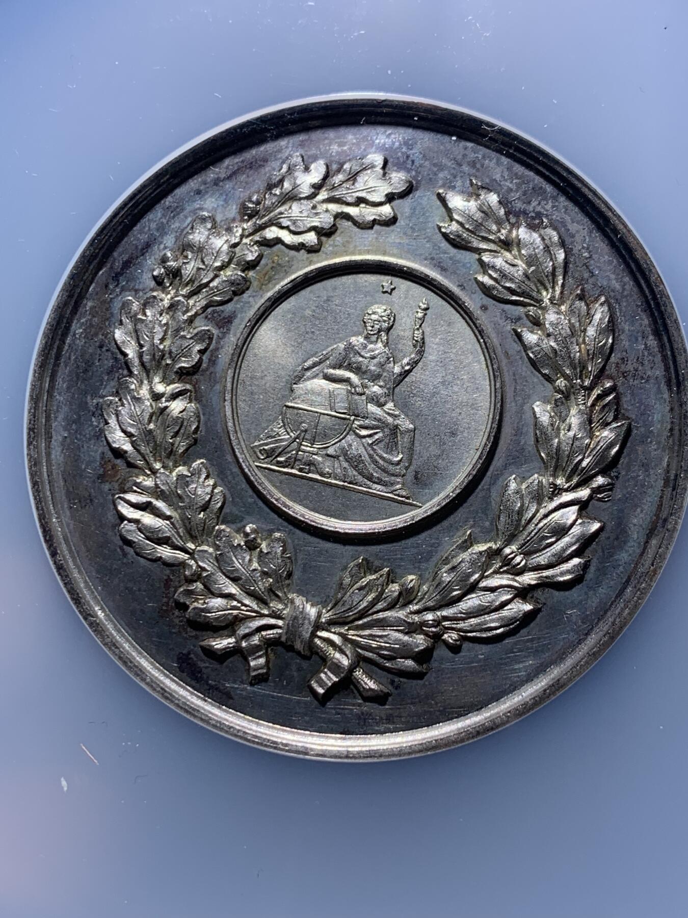 《竞宝斋》第443场 周日，周一，2场连拍 （全场包邮） NGC MS63 高分 1889年布鲁塞尔博览会 SCOLAIRE翼女神镀银铜章，双面高浮雕，细节立体，首见品，加大加厚盒。