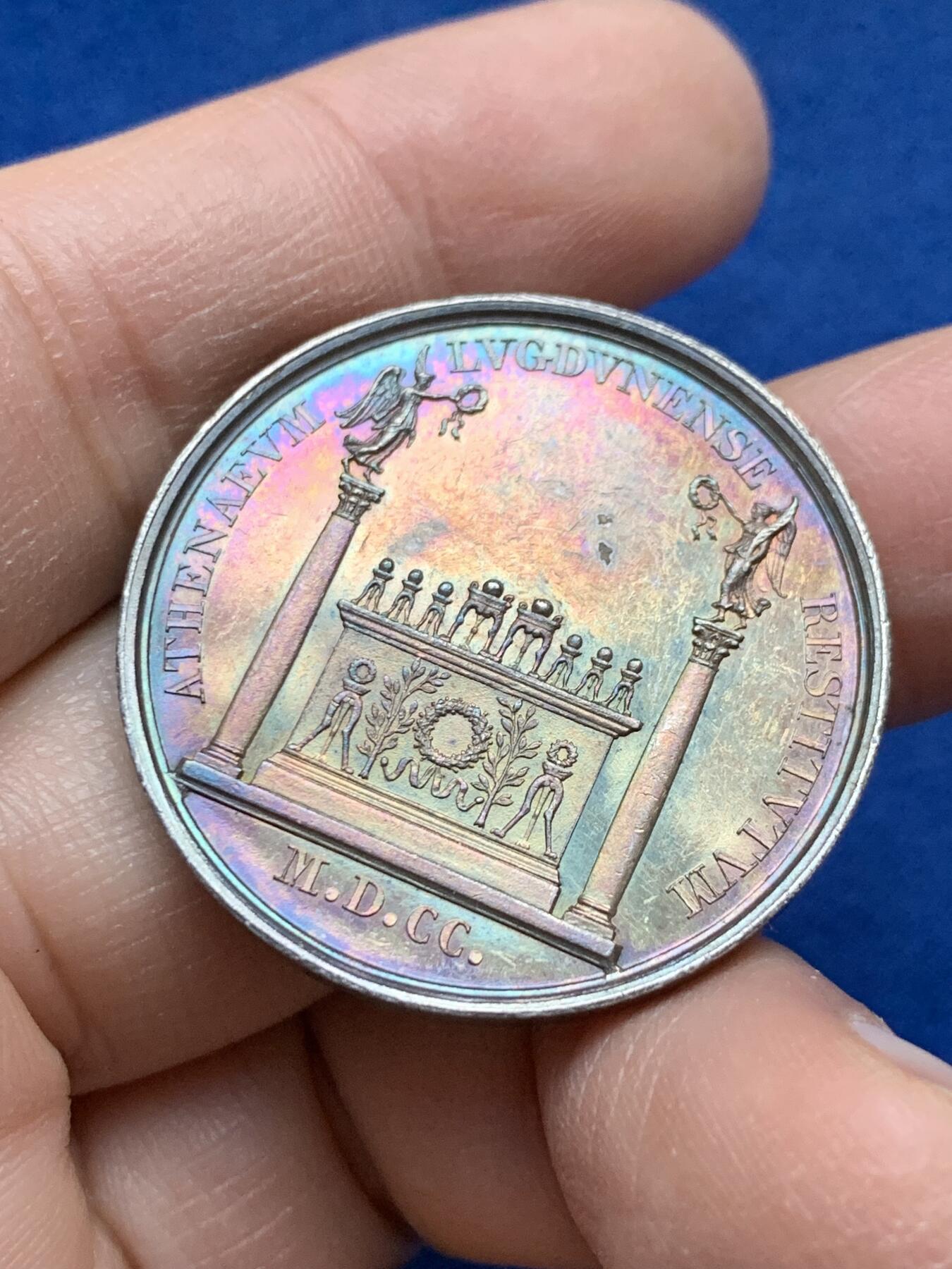 《竞宝斋》第443场 周日，周一，2场连拍 （全场包邮） 法国1828年里昂雅典娜艺术学院银质奖章 33.5mm 15.05g 神灯边铭 早期边铭