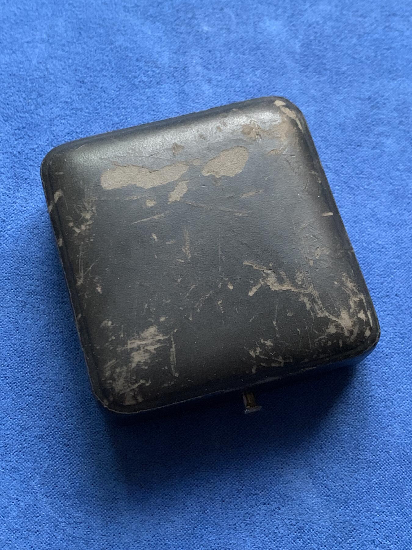 《竞宝斋》第443场 周日，周一，2场连拍 （全场包邮） 耶稣会学院纪念铜章 高浮雕 好细节 23.3克 40.2mm 带盒  正面：依纳爵·罗耀拉，耶稣会创始人