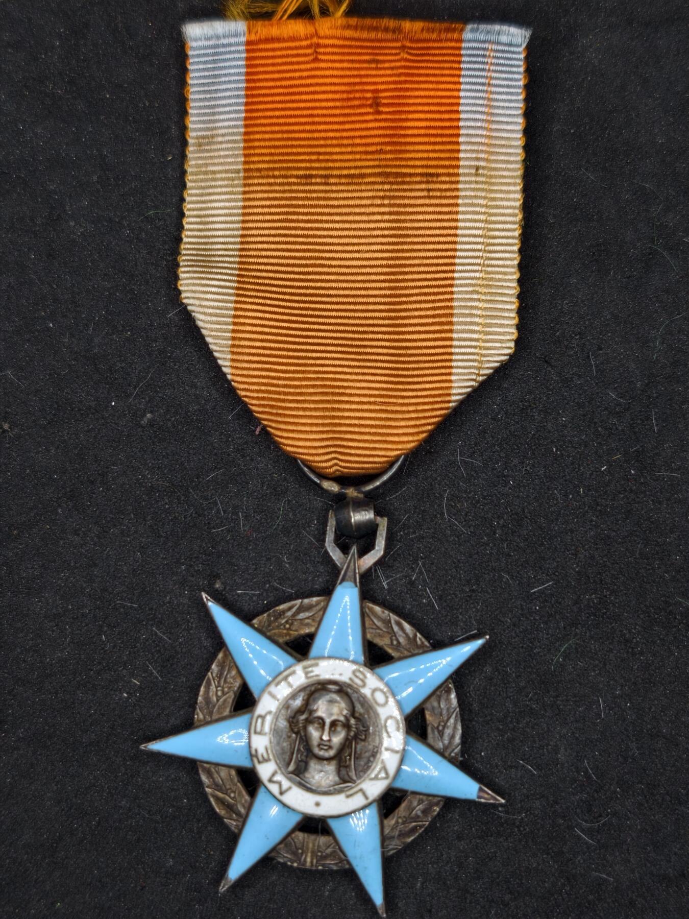 凯旋世界勋赏（第20期）（欢迎送拍）（对拍品有疑问请询问客服，不接受到手刀，出价默认拍品品相。请认真阅读拍卖规则！出价默认已认可！）（收到货请录制开箱视频，无视频概不处理问题。） 法国骑士级社会功勋勋章银制