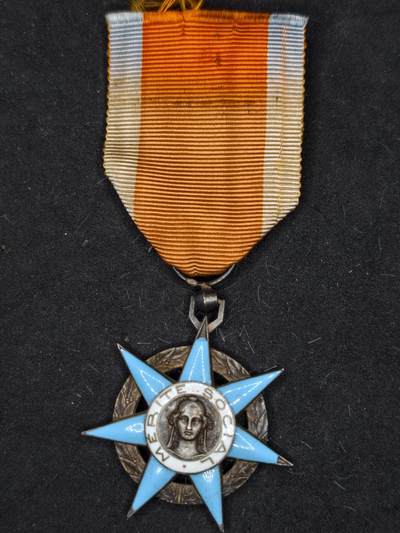 凯旋世界勋赏（第20期）（欢迎送拍）（对拍品有疑问请询问客服，不接受到手刀，出价默认拍品品相。请认真阅读拍卖规则！出价默认已认可！）（收到货请录制开箱视频，无视频概不处理问题。） - 法国骑士级社会功勋勋章银制