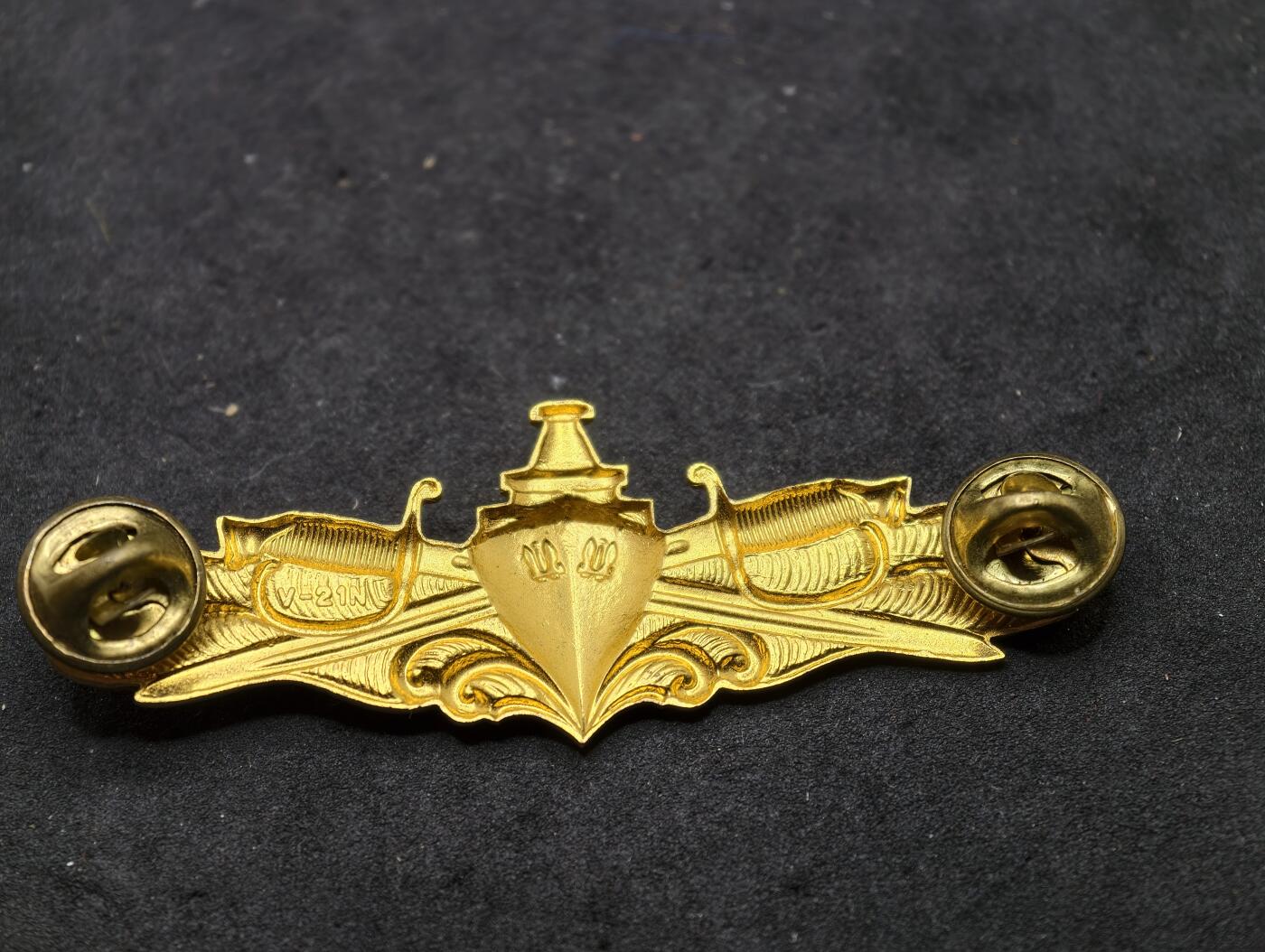 凯旋世界勋赏（第20期）（欢迎送拍）（对拍品有疑问请询问客服，不接受到手刀，出价默认拍品品相。请认真阅读拍卖规则！出价默认已认可！）（收到货请录制开箱视频，无视频概不处理问题。） 美国海军水面作战技能证章 金版常礼用