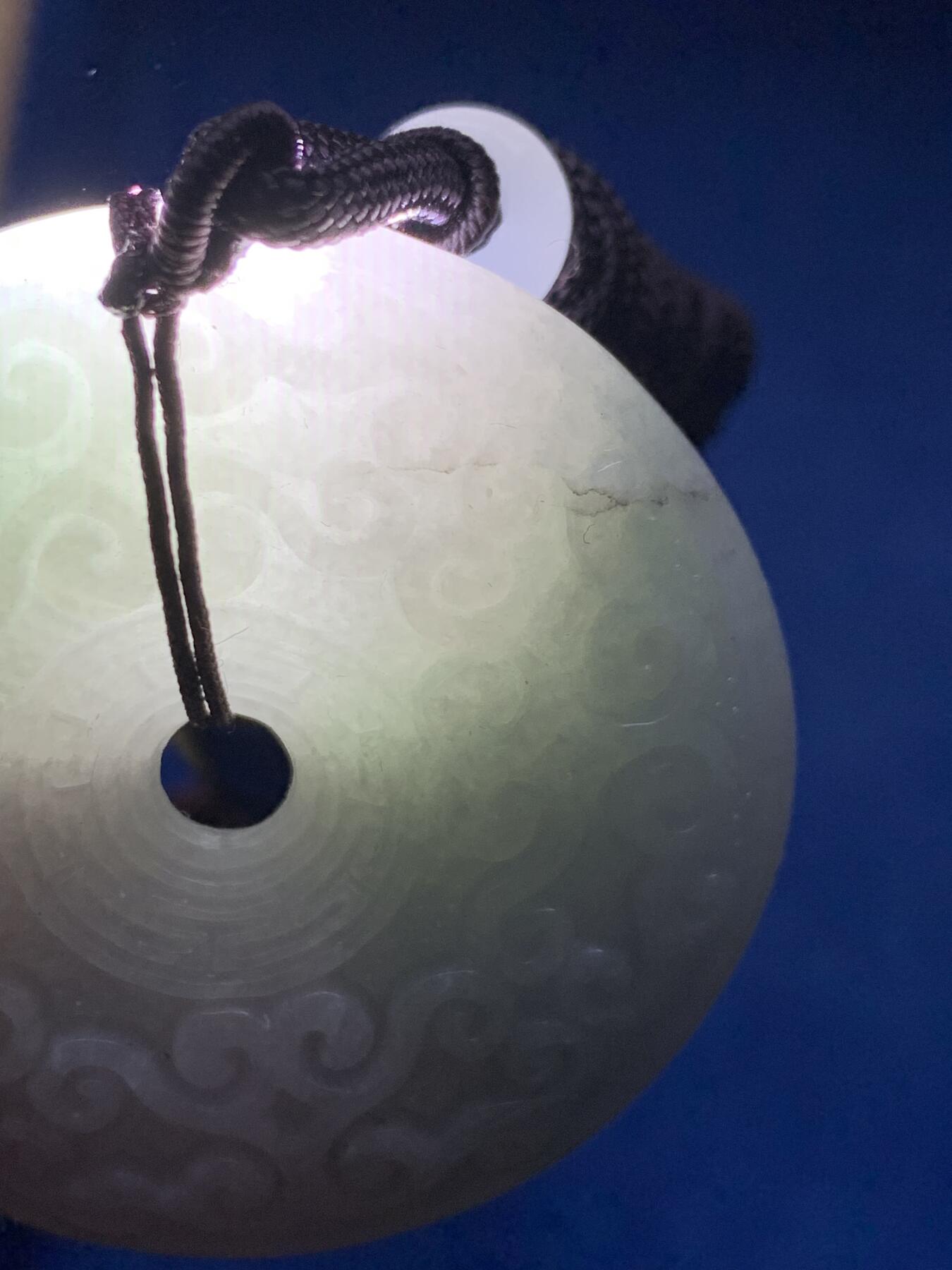 《竞宝斋》第443场 周日，周一，2场连拍 （全场包邮） 玉质平安扣手把件 50.1mm，厚度9.6mm左右，总重约47.6克，有裂纹，材质自辨，细节见图。