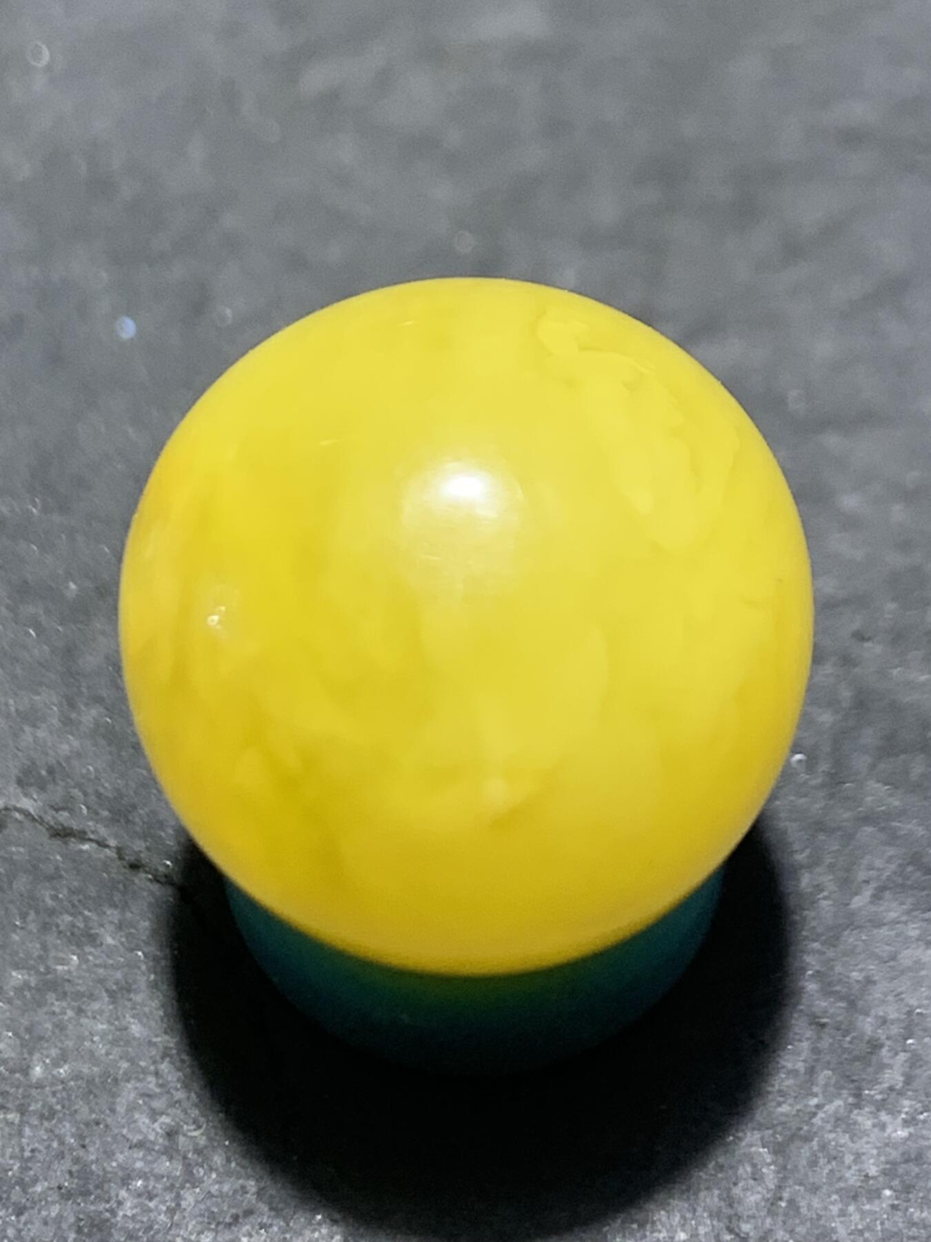 天然乌克兰原矿蜜蜡通货圆珠一颗，