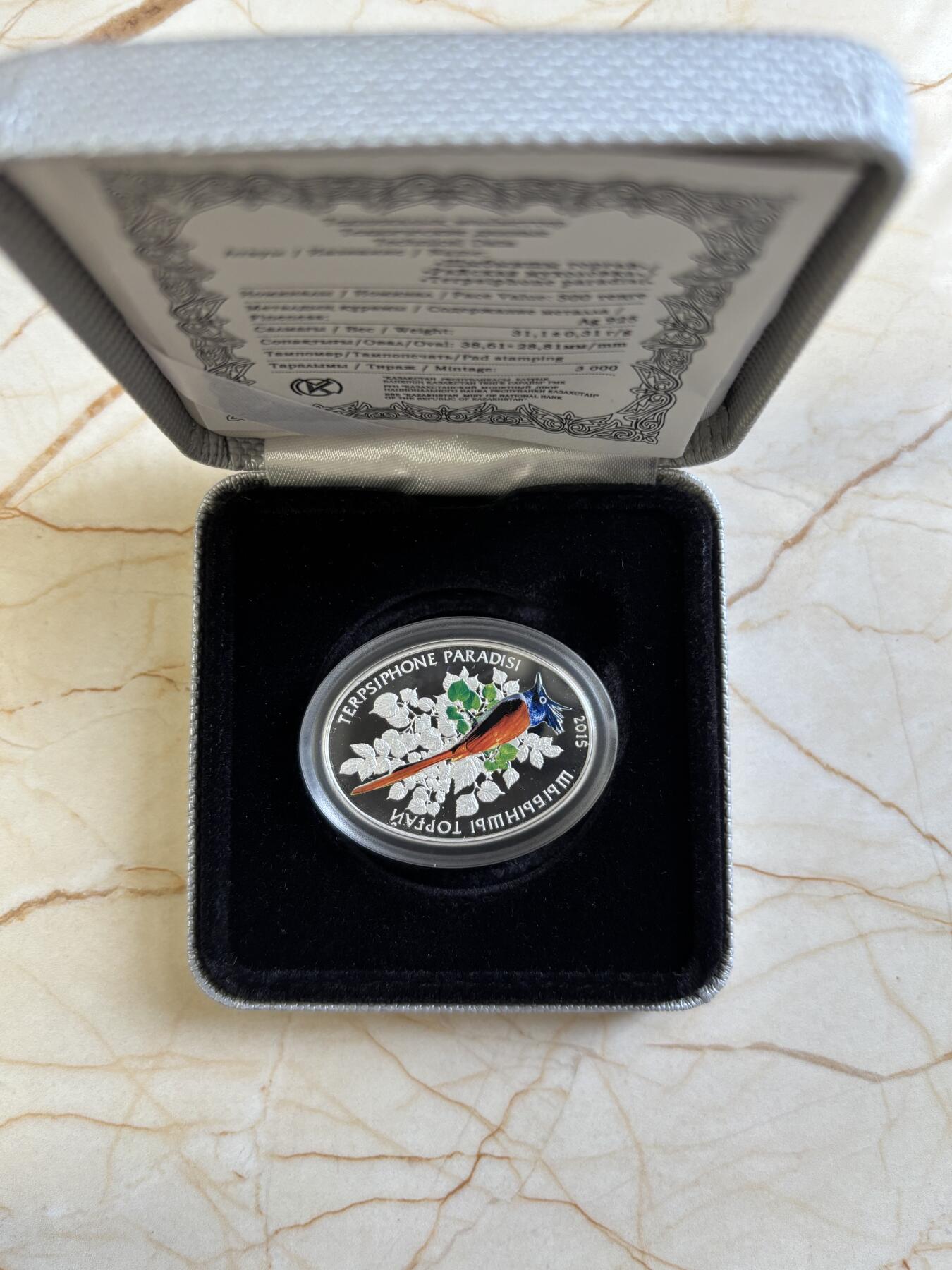 第183期拍卖 哈萨克斯坦2015年鸟类彩色椭圆形纪念银币，925银，31.1克，发行3000枚