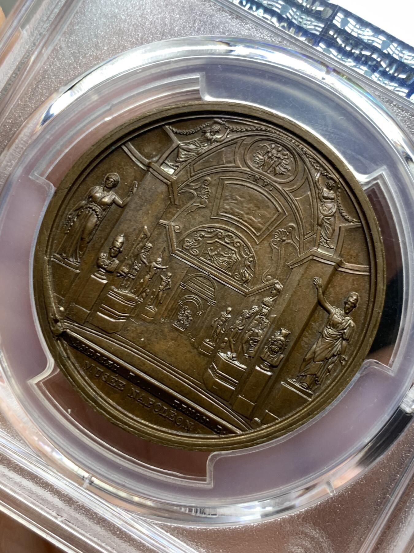 《竞宝斋》第443场 周日，周一，2场连拍 （全场包邮） PCGS SP63 高分 1804年原铸 法国皇帝拿破仑一世罕见卢浮宫博物馆题材铜章。正面拿破仑皇帝，背面博物馆展厅，雕刻细腻叹为观止。少见品。