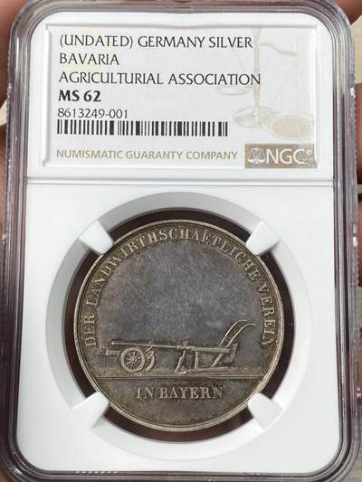 万国钱币拍卖第056期 - NGC MS62 1806-1825年左右德国巴伐利亚马克西米利安一世时期农业协会奖励银章 少见款式农具镜面金色晚霞彩极美
