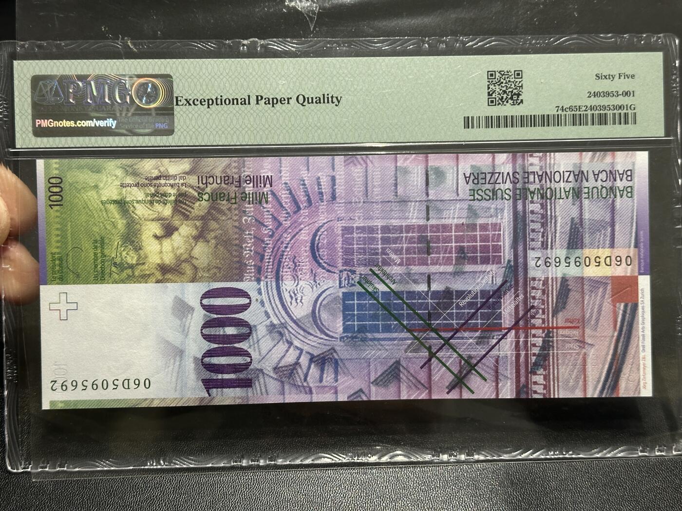 《外钞收藏家》第五百九十期（欧洲强钞、港币、硬通货及丰富裸币大拍场）（本平台长期征集拍品、欢迎藏友们联系合作） 2006年瑞士人像竖版1000法郎 PMG65 无47靓号 品相很绝 只是居中差点