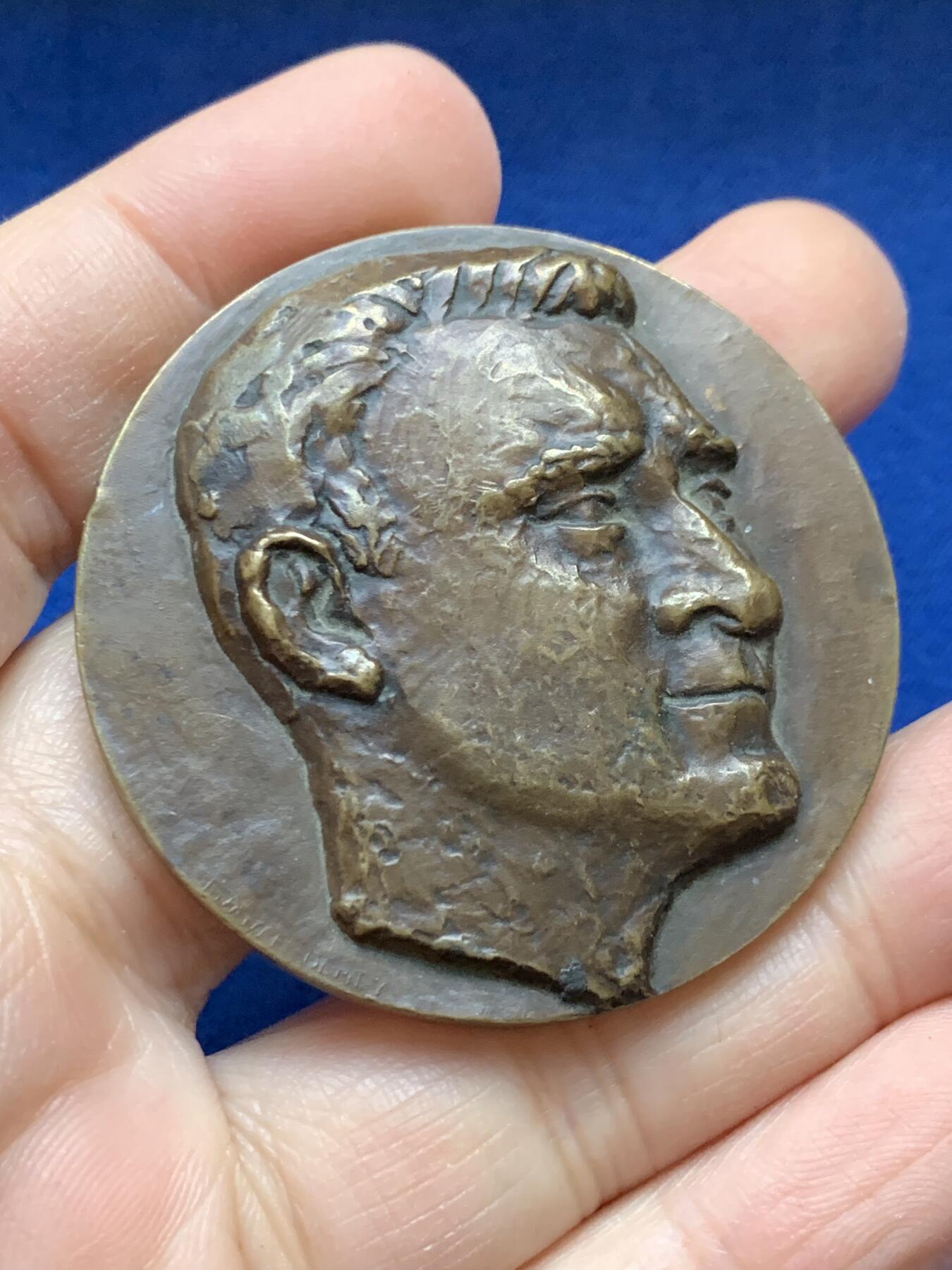 《竞宝斋》第443场 周日，周一，2场连拍 （全场包邮） 法国青年与体育运动-李奥·拉格朗日纪念铜章 77.1克 49.2mm