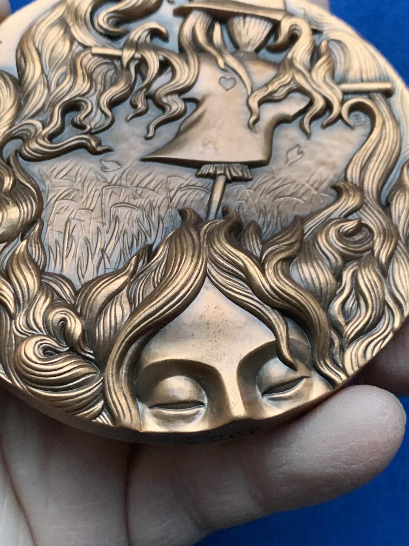 《竞宝斋》第443场 周日，周一，2场连拍 （全场包邮） 上海百拓稻草人之恋大铜章，编号007，总重约351克，直径80mm，原盒原证。