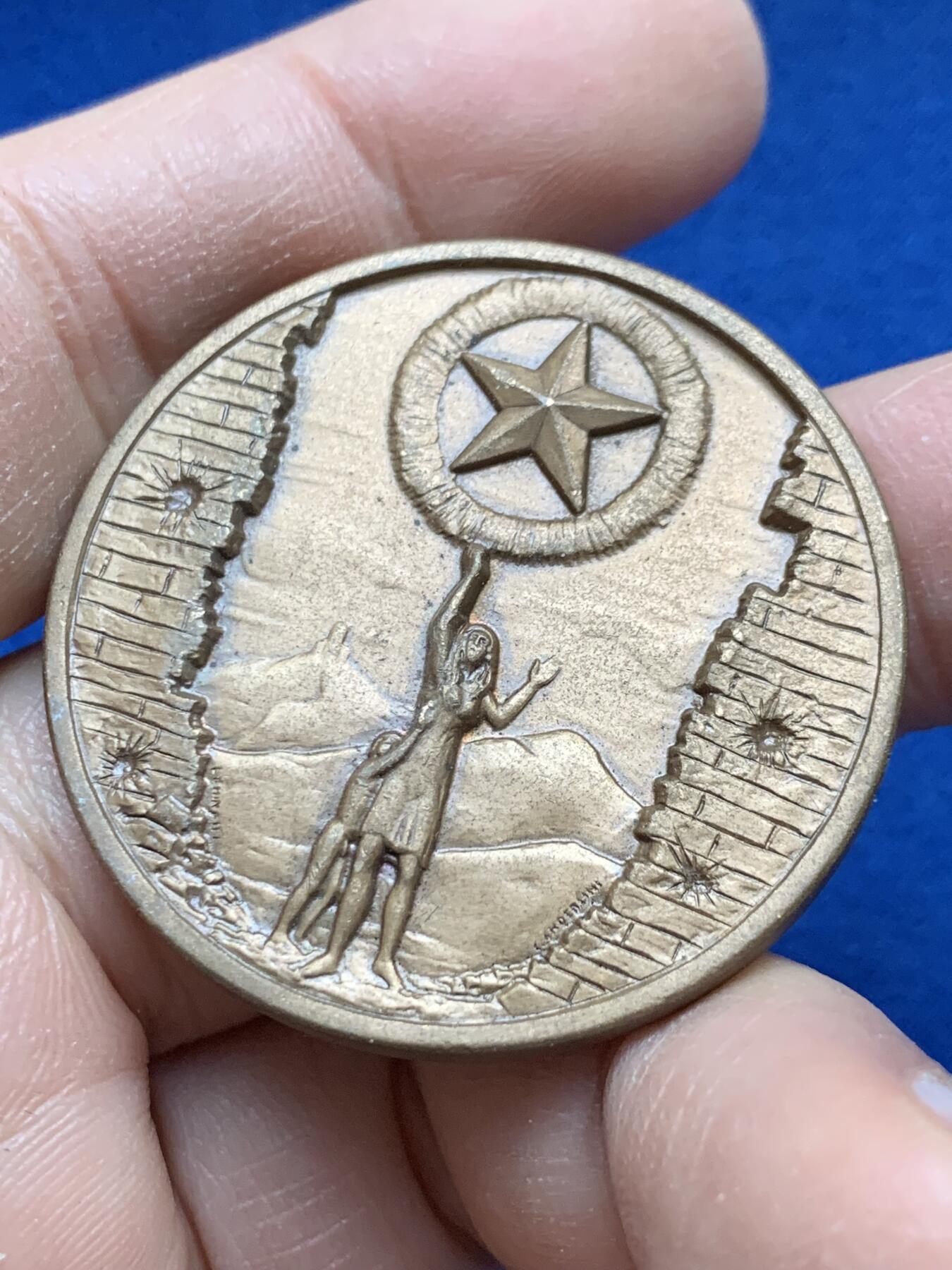 《竞宝斋》第443场 周日，周一，2场连拍 （全场包邮） 意大利二战抵抗运动‌纪念章 重约26.7克 40.1mm 双面高浮雕 细节见图