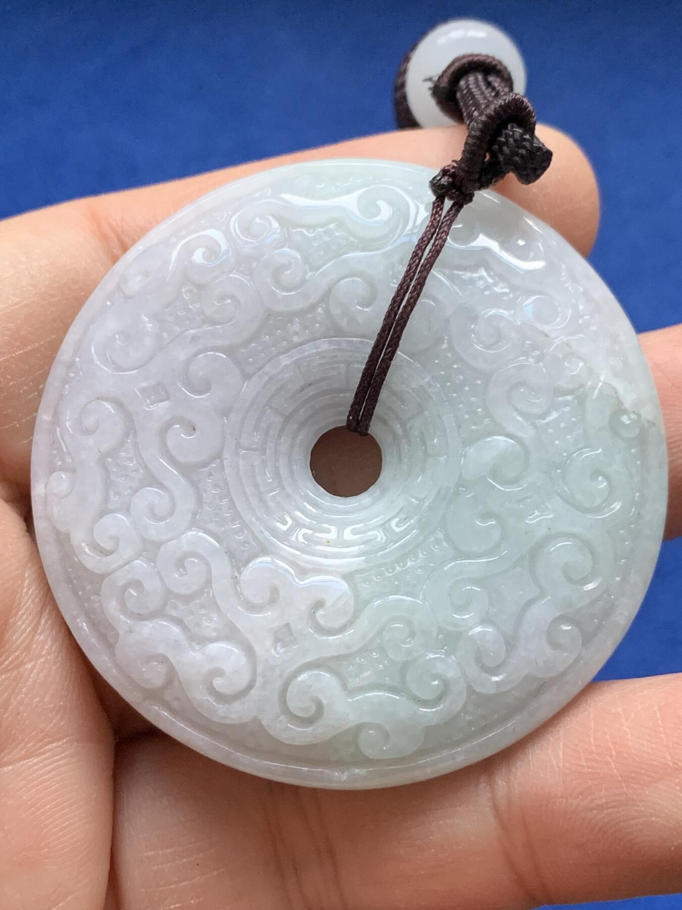 《竞宝斋》第443场 周日，周一，2场连拍 （全场包邮） 玉质平安扣手把件 50.1mm，厚度9.6mm左右，总重约47.6克，有裂纹，材质自辨，细节见图。