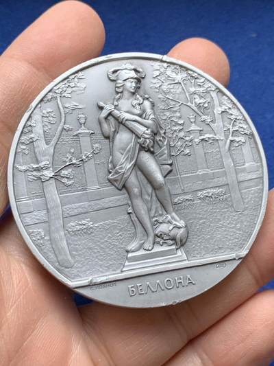 《竞宝斋》第443场 周日，周一，2场连拍 （全场包邮） - 苏联彼得大帝夏宫花园之战争女神“贝罗娜”大章，合金材质，高浮雕精美工艺，原铸带官方厂标，非后期翻铸，直径57mm，重量28.45g，细节见图。