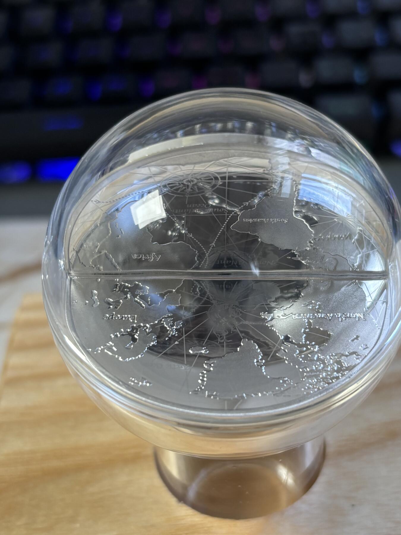 第183期拍卖 纽埃2021年麦哲伦环球航行立体镶嵌2盎司纪念银币，999银，发行333枚，亚克力盒有裂痕