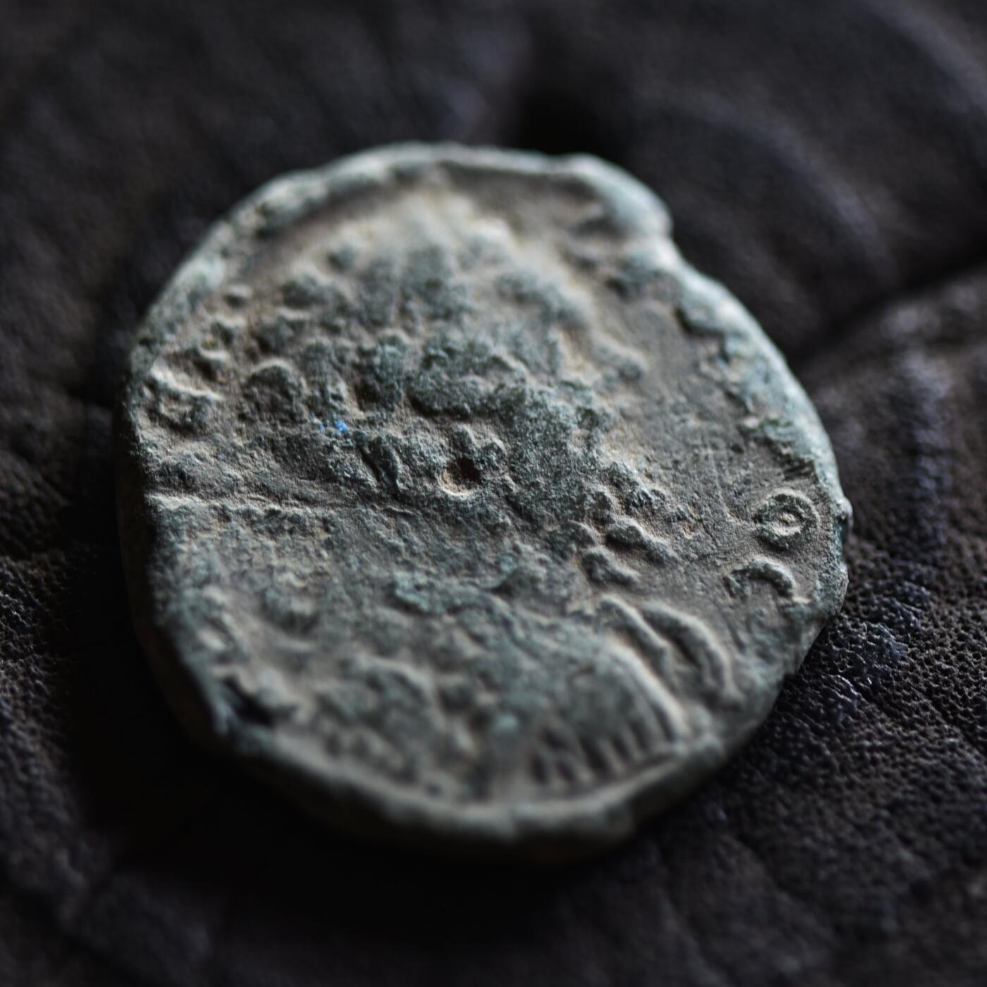 【良泉】【2025年最后一场】12月18日晚19.30点开拍！188组【直播场】西方古代钱币、丝路杂项、印章！ 【罕见】公元193-211年【古罗马·行省】伊斯特河畔的尼卡波利斯城，塞普提米乌斯·塞维鲁，尼卡波利斯城罗马执政官代表——奥勒留··加卢斯打制（VΠ AV ΓAΛΛOY NIKOΠOΛITΩN ΠΡOC IC）神庙铜币，5.87克