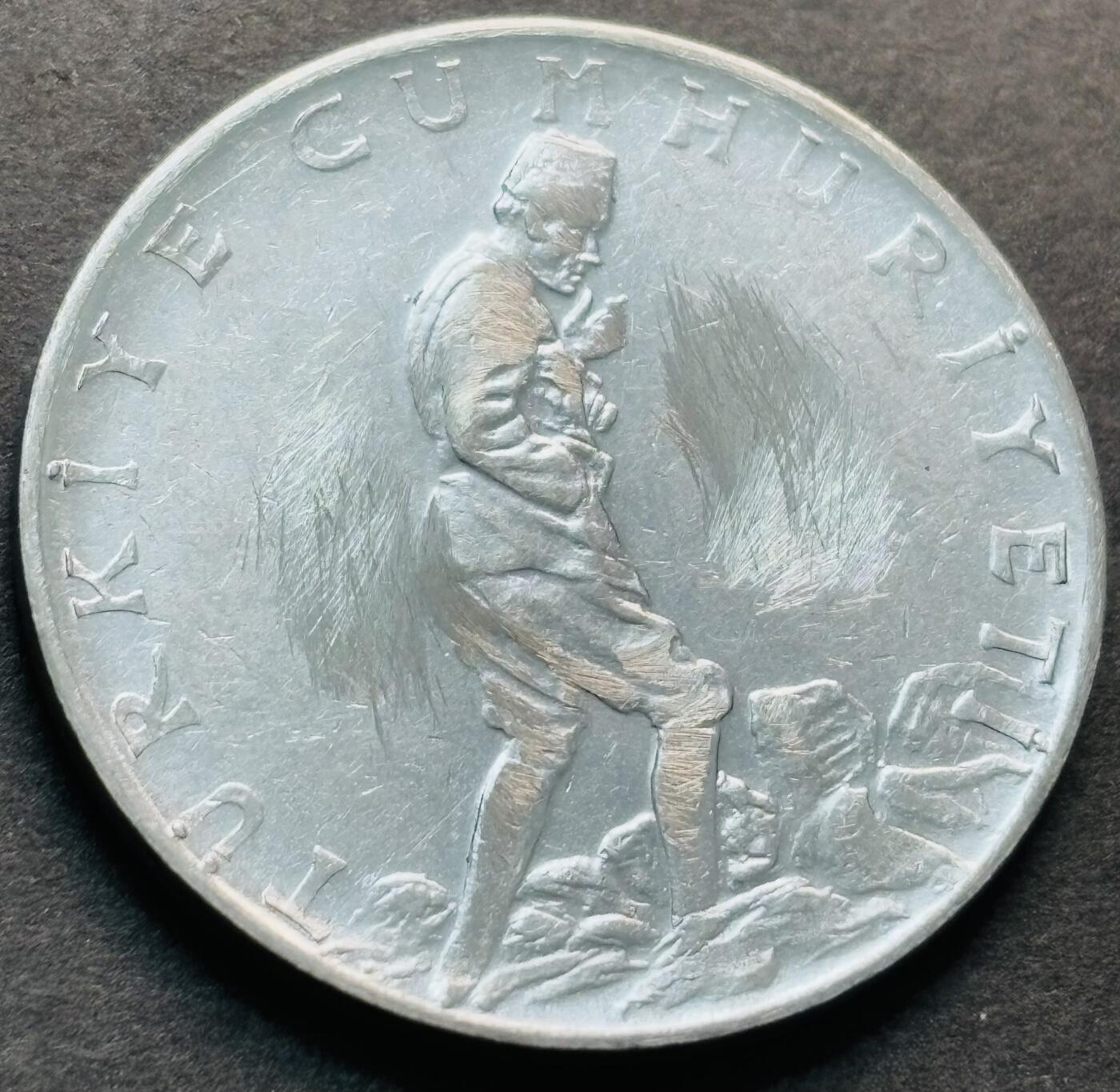 文馨钱币收藏第 284 场，【 长期接收代拍品】老藏家拍品南朝鲜李承晚时期货币，泰国大型纪念币，土耳其各时期及各国套币场 星月形向左 1977 年土耳其 2.5 里拉大币 30mm 第二版