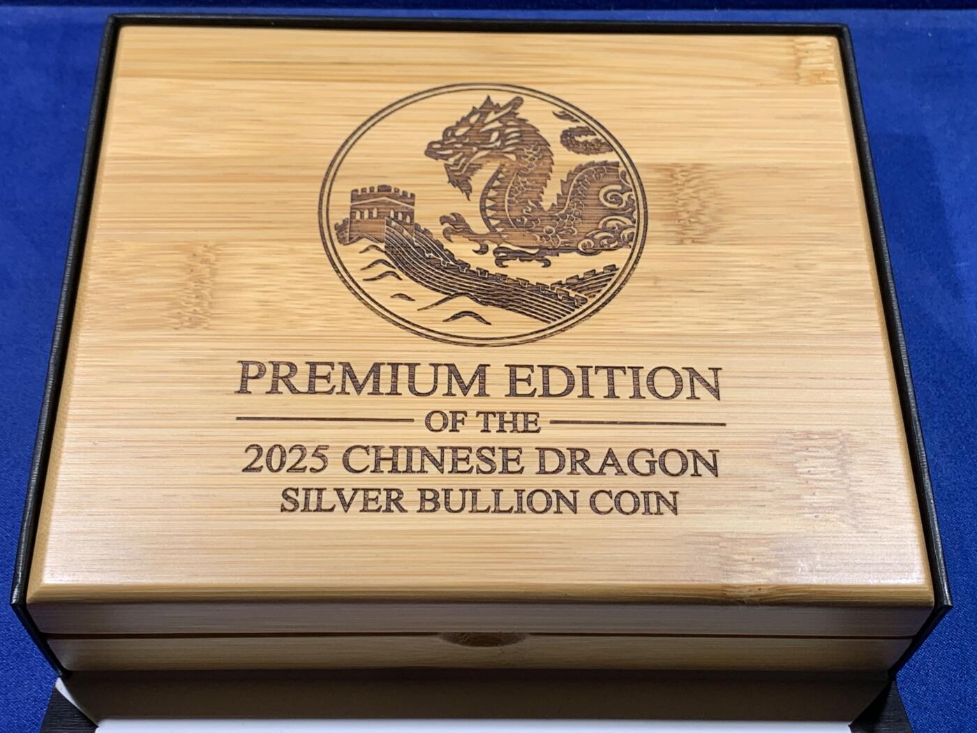《竞宝斋》第443场 周日，周一，2场连拍 （全场包邮） 2025 中国龙银币 首发纪念典藏版套装 德国MDM发行 2盎司银条+1盎司银币 共3盎司 含纯银93.3克 原装盒证 仅发行2025套 本套编号：1556