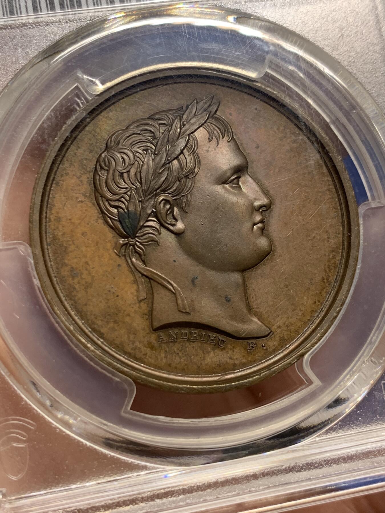 《竞宝斋》第443场 周日，周一，2场连拍 （全场包邮） PCGS SP63 高分 1804年原铸 法国皇帝拿破仑一世罕见卢浮宫博物馆题材铜章。正面拿破仑皇帝，背面博物馆展厅，雕刻细腻叹为观止。少见品。