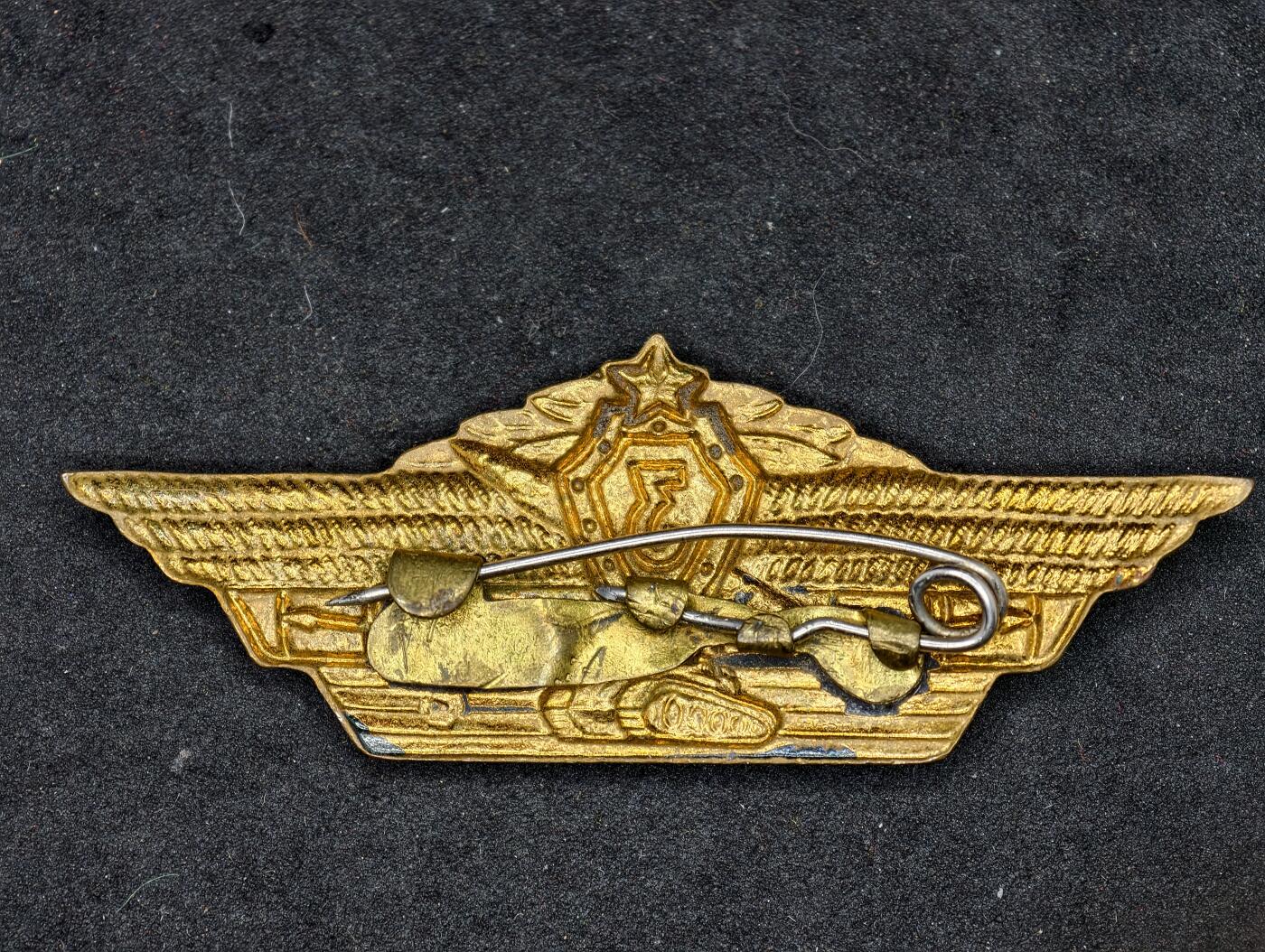 凯旋世界勋赏（第20期）（欢迎送拍）（对拍品有疑问请询问客服，不接受到手刀，出价默认拍品品相。请认真阅读拍卖规则！出价默认已认可！）（收到货请录制开箱视频，无视频概不处理问题。） 苏联三级技能证章