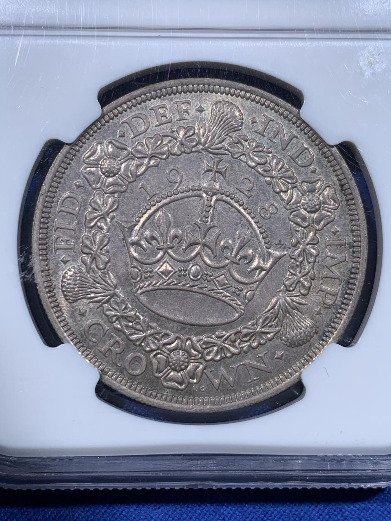 《竞宝斋》第443场 周日，周一，2场连拍 （全场包邮） NGC MS64 英国 1928年乔治五世花冠克朗银币，少见版本，发行量9034枚，两面非常好看的紫灰色包浆，花冠少有这样的醇熟包浆