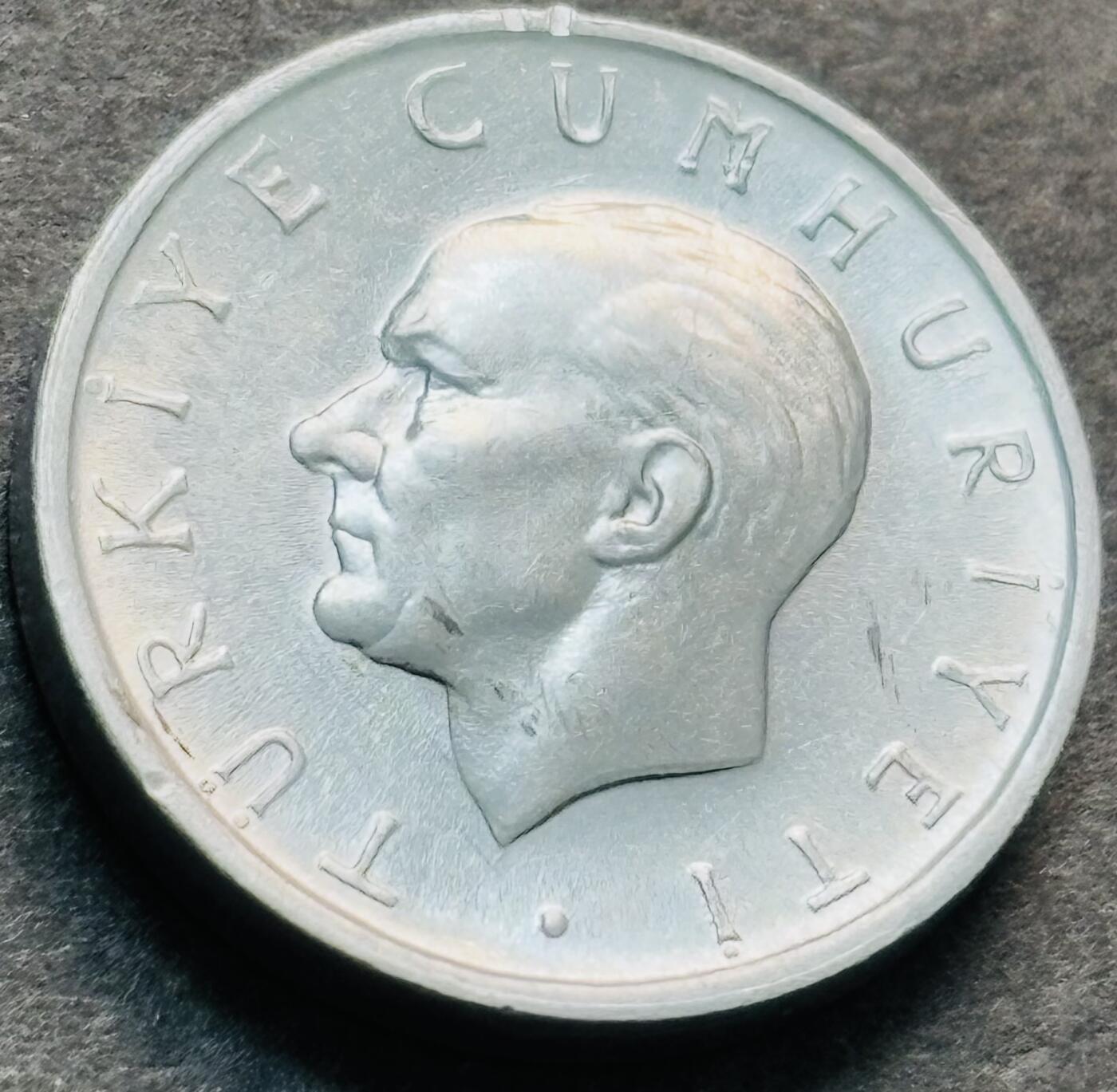 文馨钱币收藏第 284 场，【 长期接收代拍品】老藏家拍品南朝鲜李承晚时期货币，泰国大型纪念币，土耳其各时期及各国套币场 稀少品种星月形向左 原光品相 1981 年土耳其 1 里拉，独年份