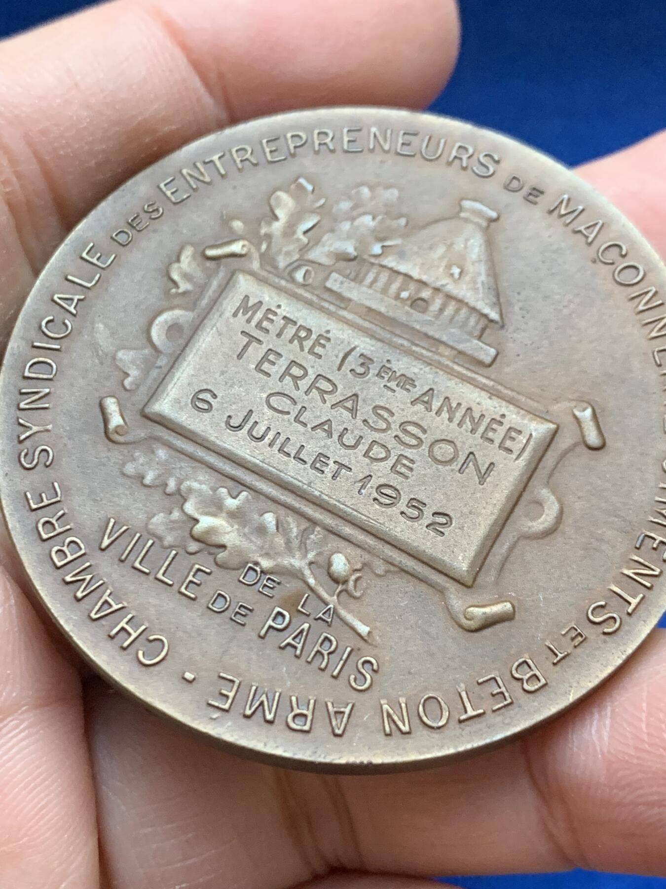 《竞宝斋》第443场 周日，周一，2场连拍 （全场包邮） 法国巴黎市建筑工会砌筑承包商联盟协会纪念章 55.6克 49.6mm 三角边铭