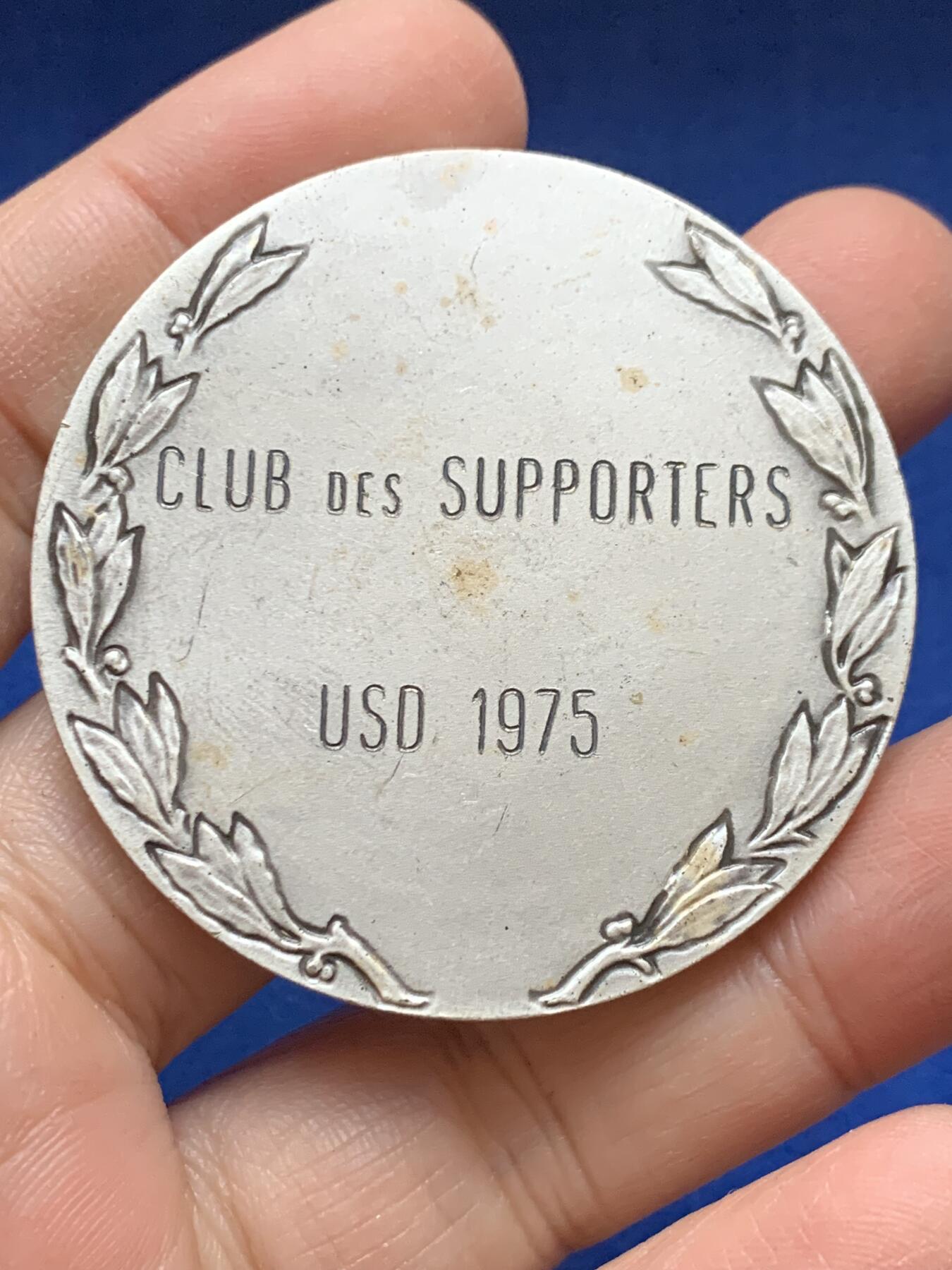 《竞宝斋》第443场 周日，周一，2场连拍 （全场包邮） 法国足球主题镀银铜章 直径50mm 重量59.3g