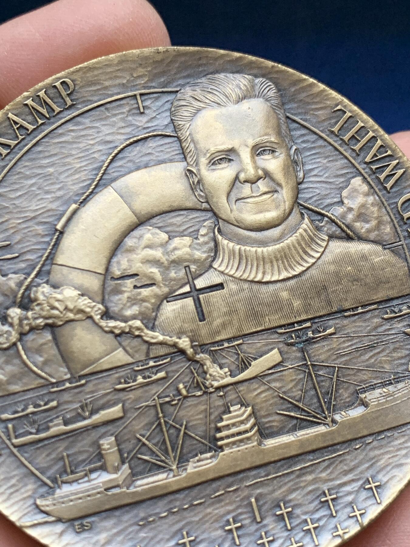 《竞宝斋》第443场 周日，周一，2场连拍 （全场包邮） 挪威为自由而战系列二战纪念章 112.2克 60.7mm