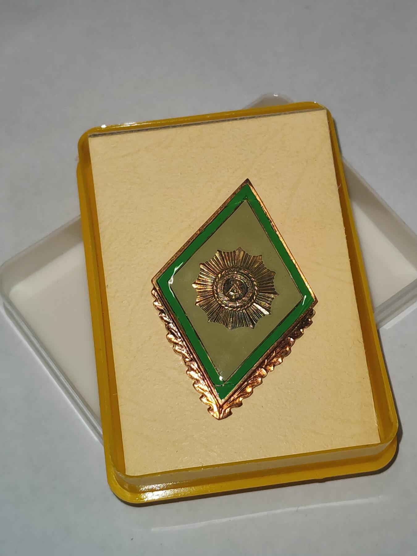 韵星假日拍卖第三十一期 -- Rimey Holidays Auction 31 民主德国内务部警察学院校徽 带原盒