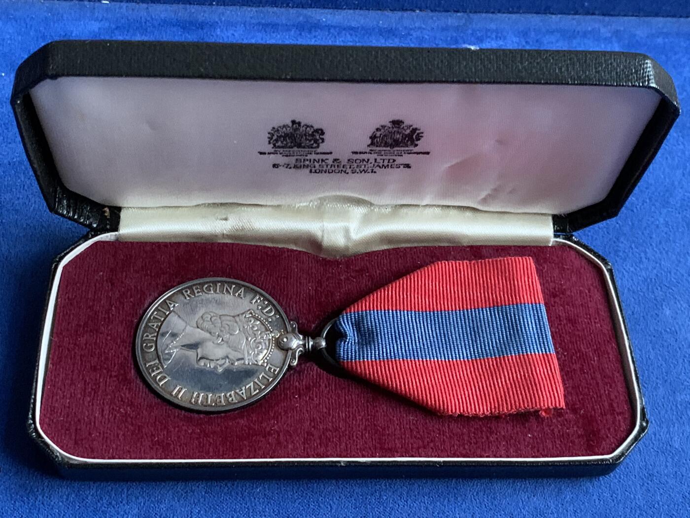 《竞宝斋》第443场 周日，周一，2场连拍 （全场包邮） 英国皇家忠诚服务奖章 总重约31.9克 带盒