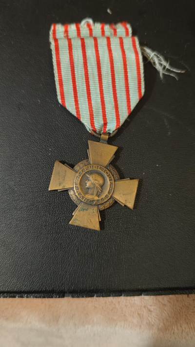 全场0元起拍，周日（12.5）下午5点开始，第69期 - 法国战斗十字奖章。