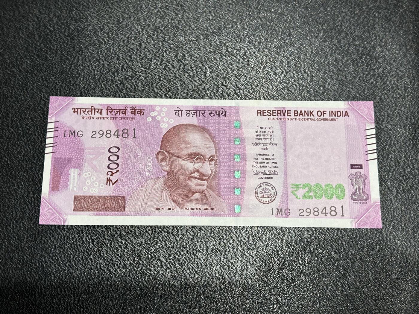 《外钞收藏家》第五百九十期（欧洲强钞、港币、硬通货及丰富裸币大拍场）（本平台长期征集拍品、欢迎藏友们联系合作） 2017年印度2000卢比 全新UNC