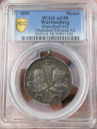 万国钱币拍卖第056期 - PCGS AU58 1899年德国符腾堡威廉二世夫妇访问奥伯恩多夫纪念镀银铜章 奥伯恩多夫是位于黑森林的一个小镇 符腾堡国王腓特烈一世1811年在此建立一间皇家兵工厂专供普鲁士军队武器 其生产的正是闻名天下的毛瑟枪 大名鼎鼎的“中华第一枪”汉阳造亦是仿造其成功批量生产