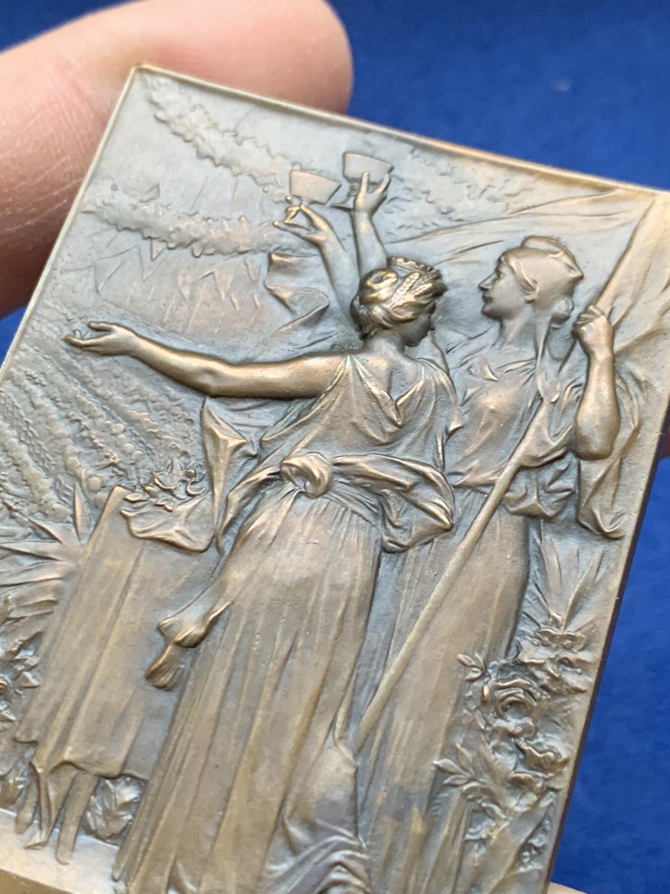 《竞宝斋》第443场 周日，周一，2场连拍 （全场包邮） 名家 F.Vernon作 1900年世界博览会期间杜乐丽宫法国市长宴会纪念方型铜章 75.7克 46.7*63.9mm 丰饶角铜标