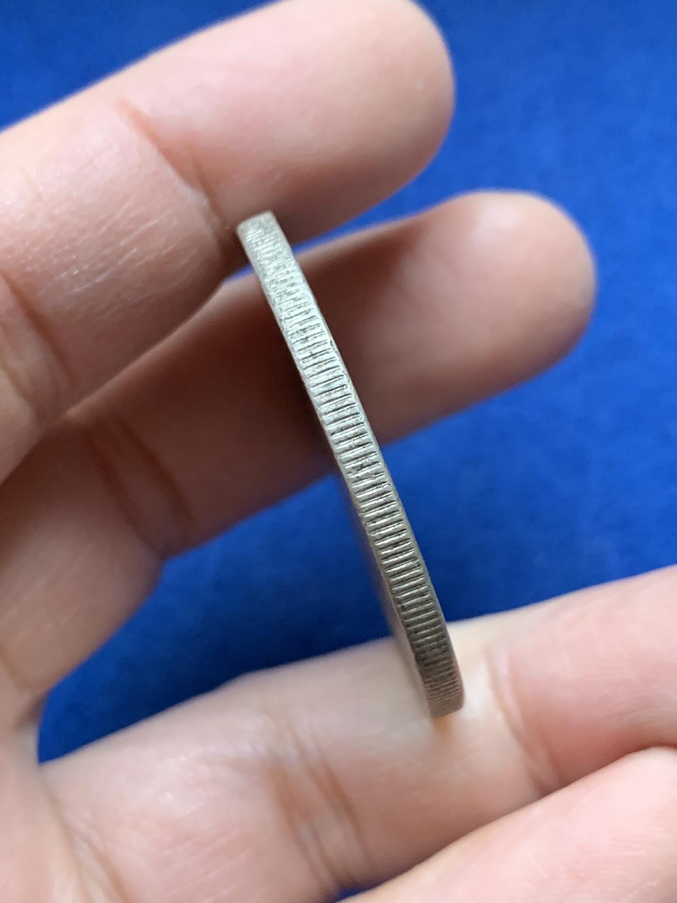 《竞宝斋》第443场 周日，周一，2场连拍 （全场包邮） 美国1922年和平银币，币面不平，微翘。