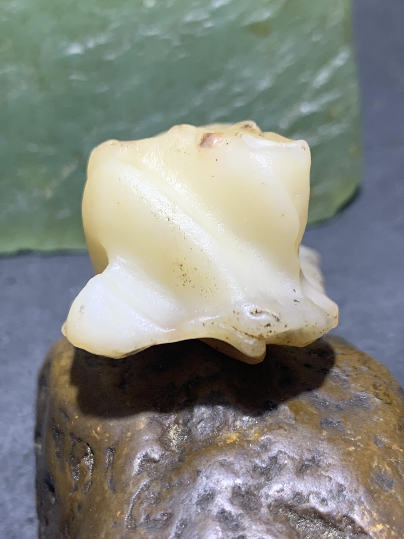 放福利！精美天然地表奶白飘青花风化金丝玉籽料原石一块！