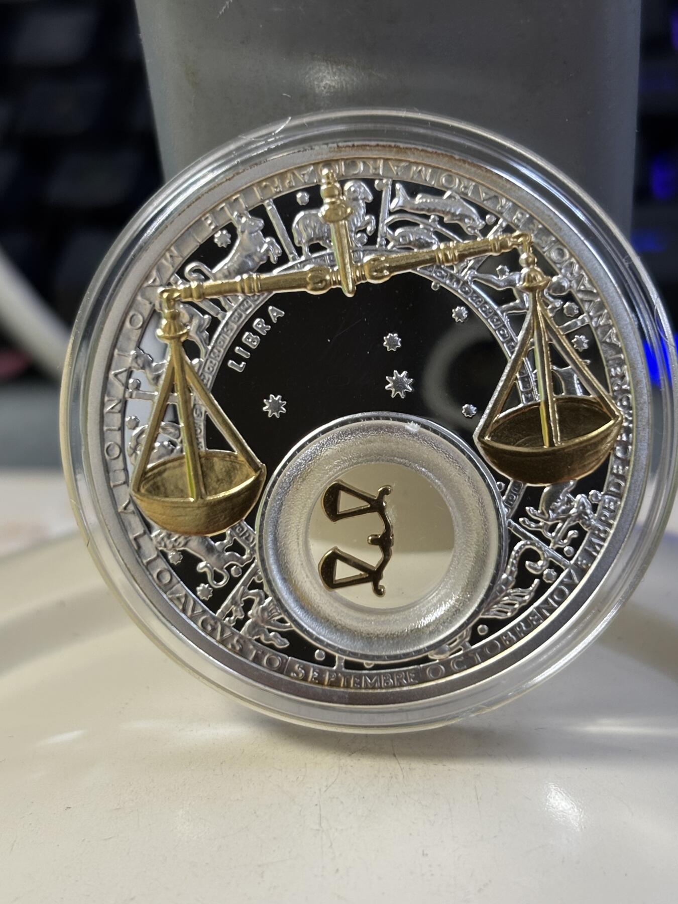 第183期拍卖 白俄罗斯2013年十二星座天枰座镶嵌天枰镀金纪念银币，925银，28.28克，发行10000枚