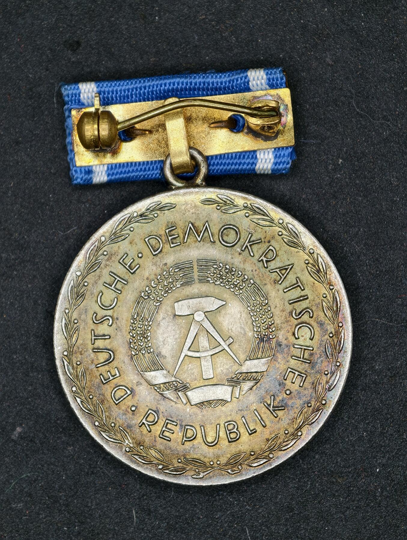 凯旋世界勋赏（第20期）（欢迎送拍）（对拍品有疑问请询问客服，不接受到手刀，出价默认拍品品相。请认真阅读拍卖规则！出价默认已认可！）（收到货请录制开箱视频，无视频概不处理问题。） DDR斐斯泰洛齐奖章