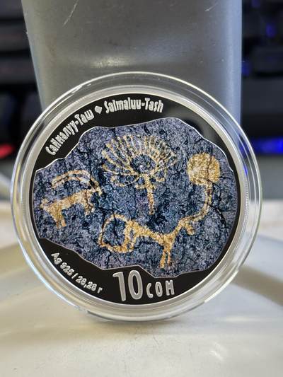 第183期拍卖 - 吉尔吉斯斯坦2013年岩石画群古迹彩色精制银币，925银，28.28克，发行2000枚