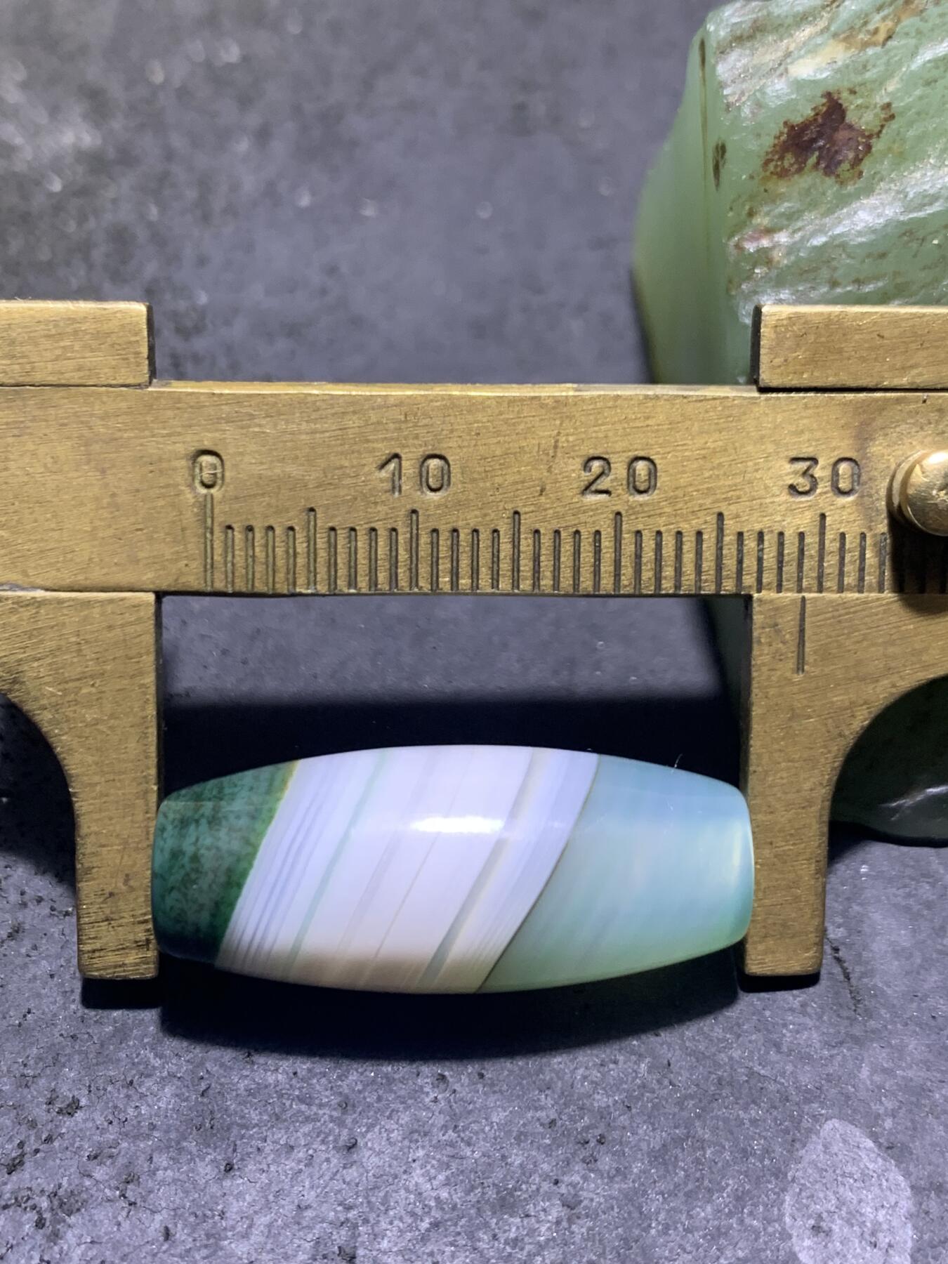 精美冰透高玉化瓷白绿双色缠丝玛瑙桶珠一颗