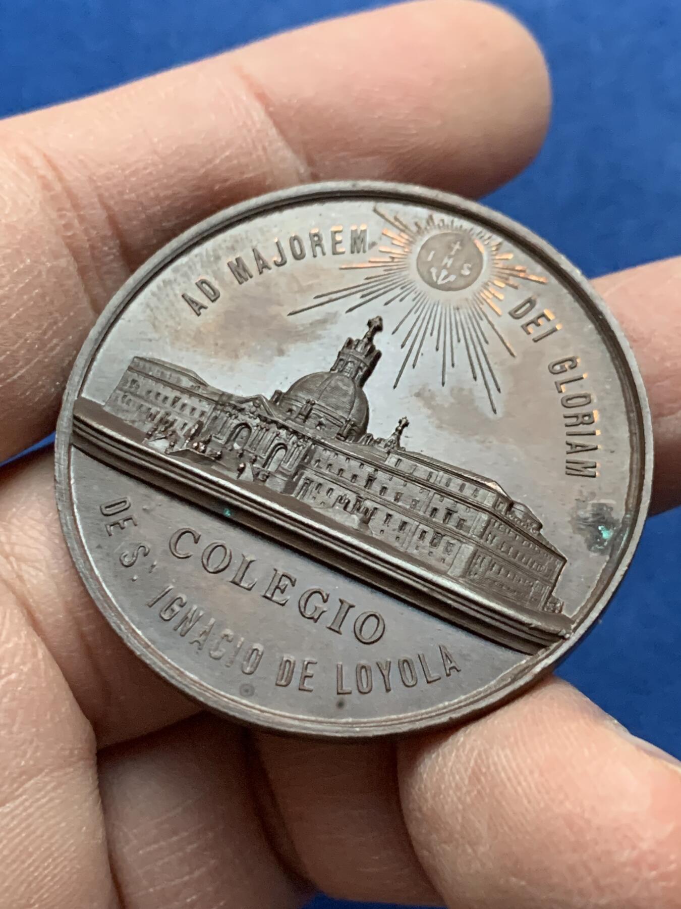 《竞宝斋》第443场 周日，周一，2场连拍 （全场包邮） 耶稣会学院纪念铜章 高浮雕 好细节 23.3克 40.2mm 带盒  正面：依纳爵·罗耀拉，耶稣会创始人