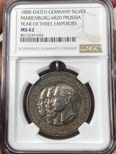 万国钱币拍卖第056期 - NGC MS62 1888年德国三皇之年普鲁士鹰纪念银章 高浮雕三皇头像 原始吊环全深打酱彩可佩戴状态