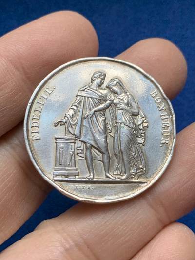 《竞宝斋》第443场 周日，周一，2场连拍 （全场包邮） - 法国1913年婚姻银章老改胸针 32mm 16.1g 蜜蜂边铭 细节见图