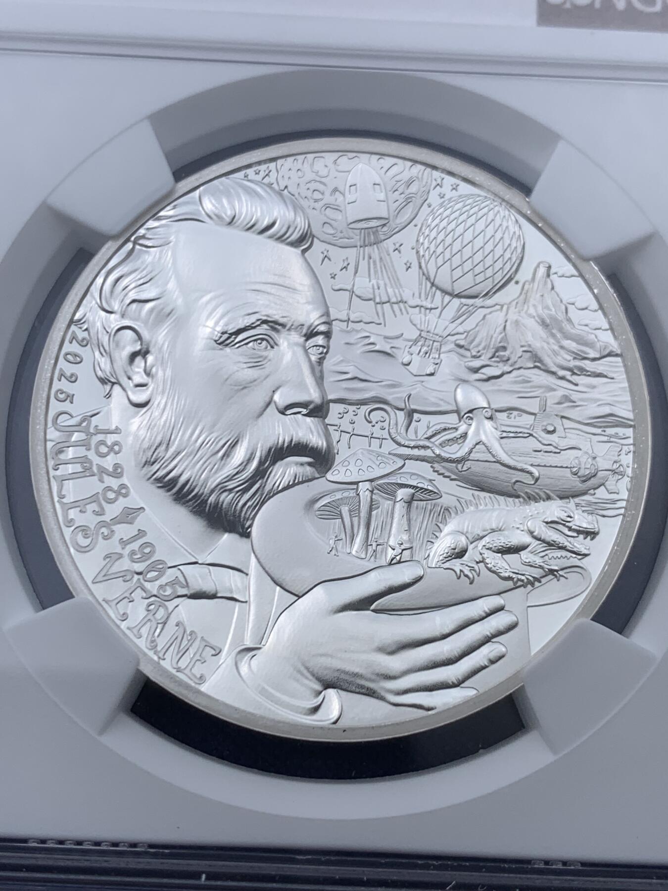 《竞宝斋》第443场 周日，周一，2场连拍 （全场包邮） NGC PF68UC 法国2025年笔尖艺术儒勒凡尔纳逝世120周年20欧元浮雕精制银币（1盎司，999银，37MM币径，限量3千枚，盒证齐全）